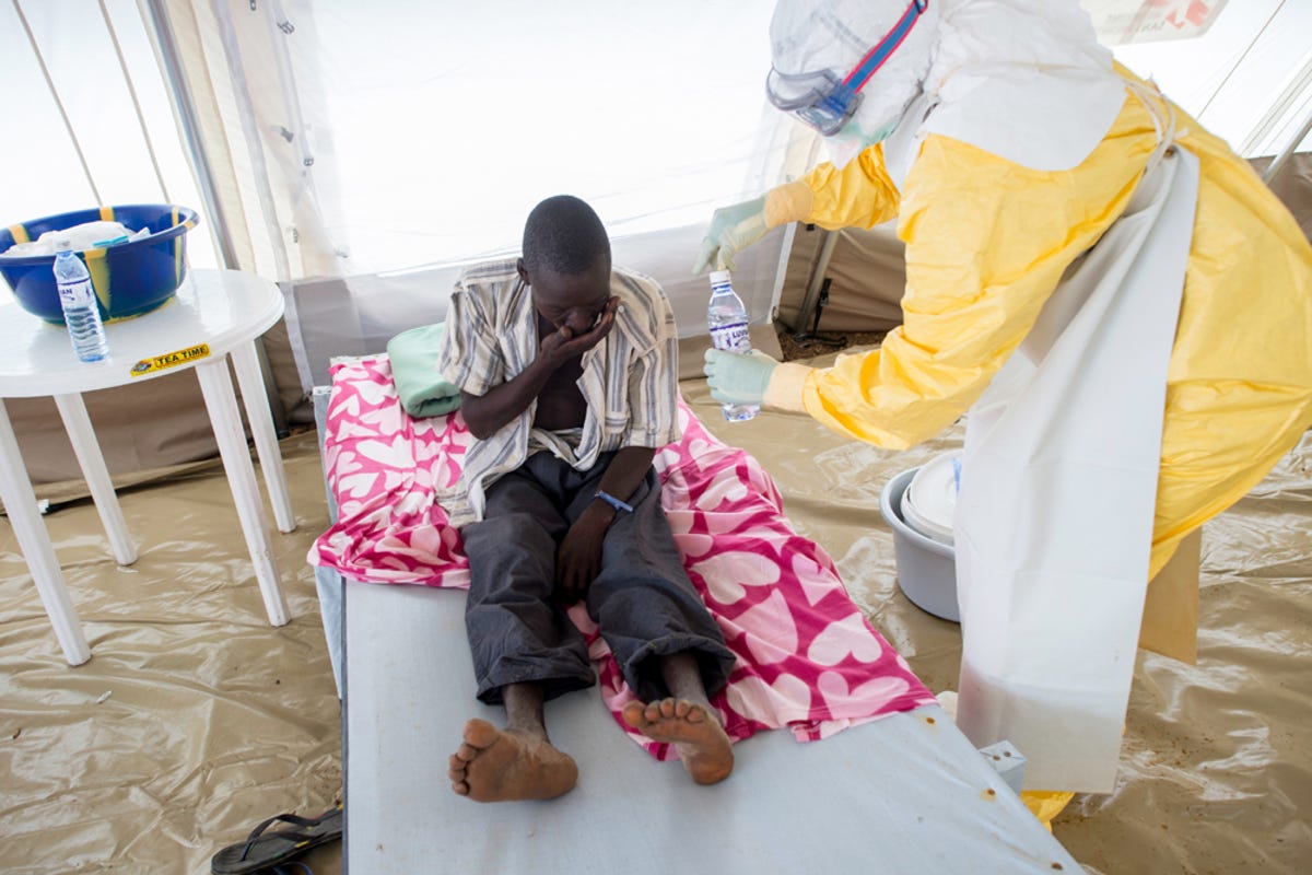 Slideshow-MSF-Fighting-Ebola-04.jpg