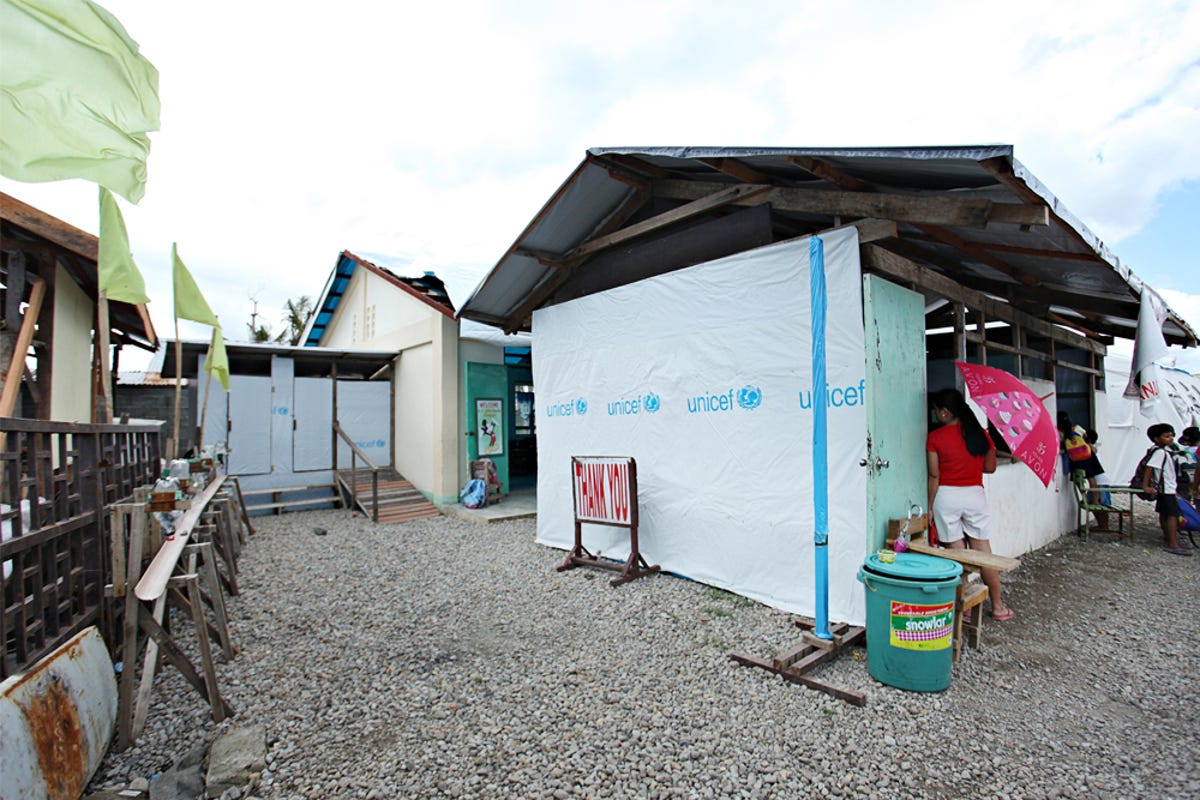 Slideshow-UNICEF-Philippines-Getting-water-04.jpg