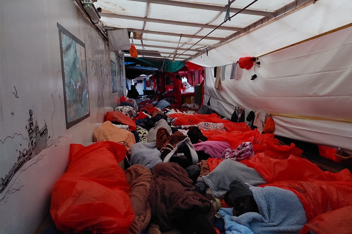 Slideshow-SOS-Mediterranee-Saving-lives-at-sea-01.jpg