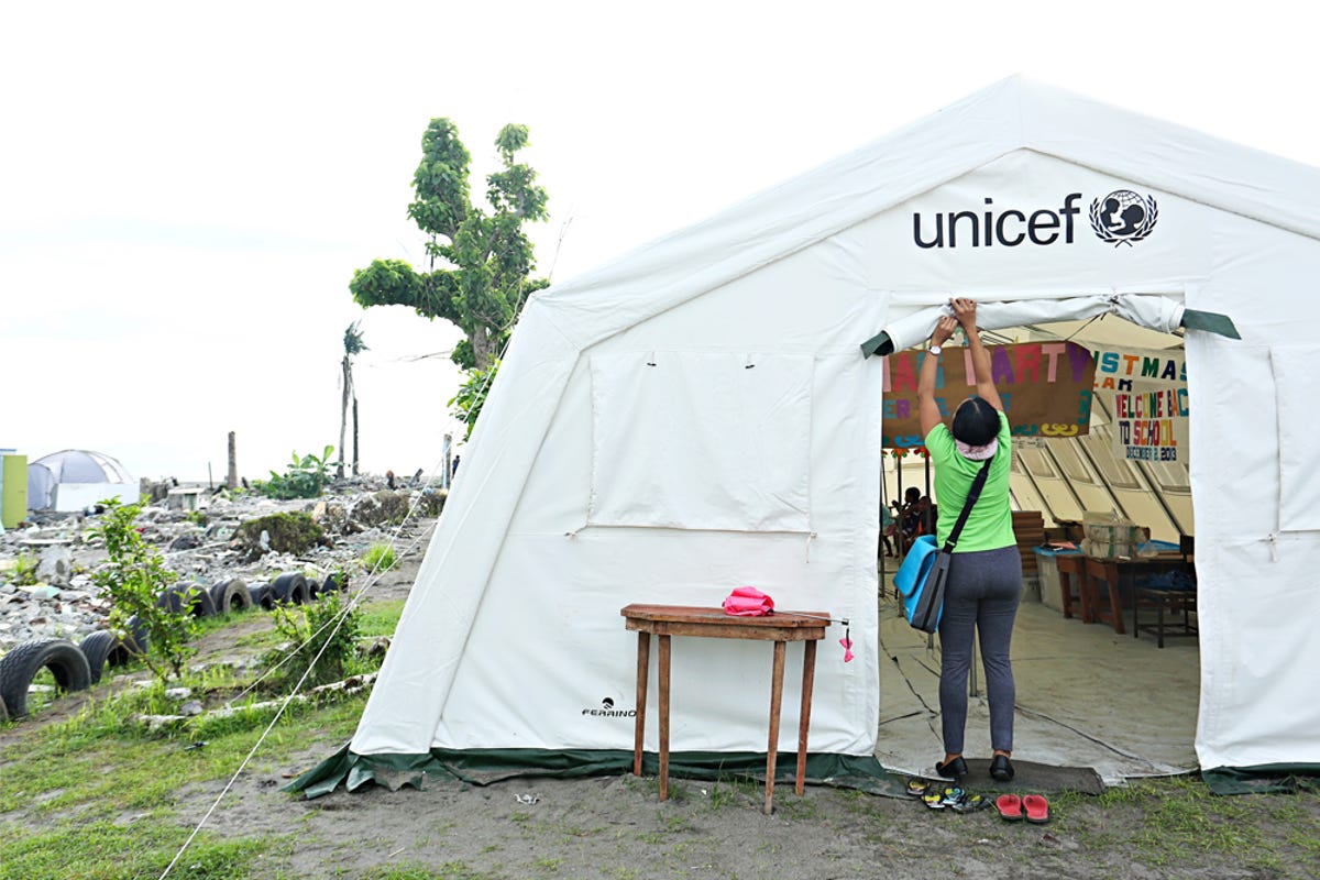 Slideshow-UNICEF-Philippines-Getting-water-03.jpg