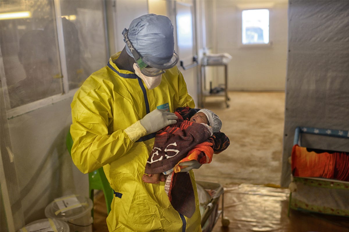 Slideshow-MSF-Fighting-Ebola-01.jpg