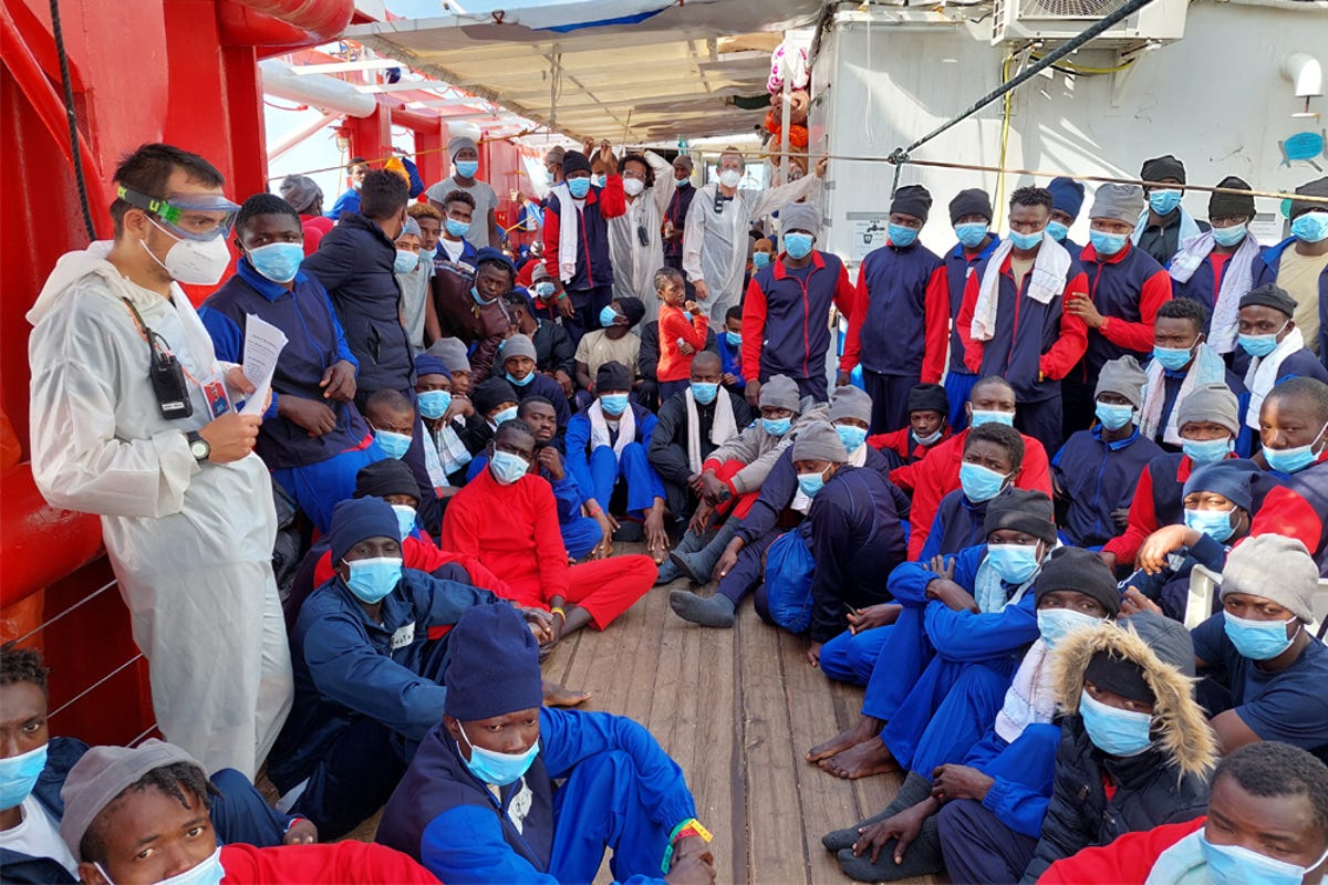 Slideshow-SOS-Mediterranee-Saving-lives-at-sea-05.jpg